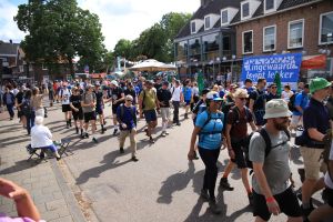 Nijmeegse 4- daagse door Huissen